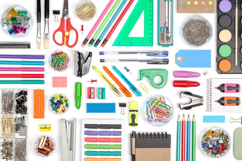 白色背景上整齐排列的高清文具用品素材图